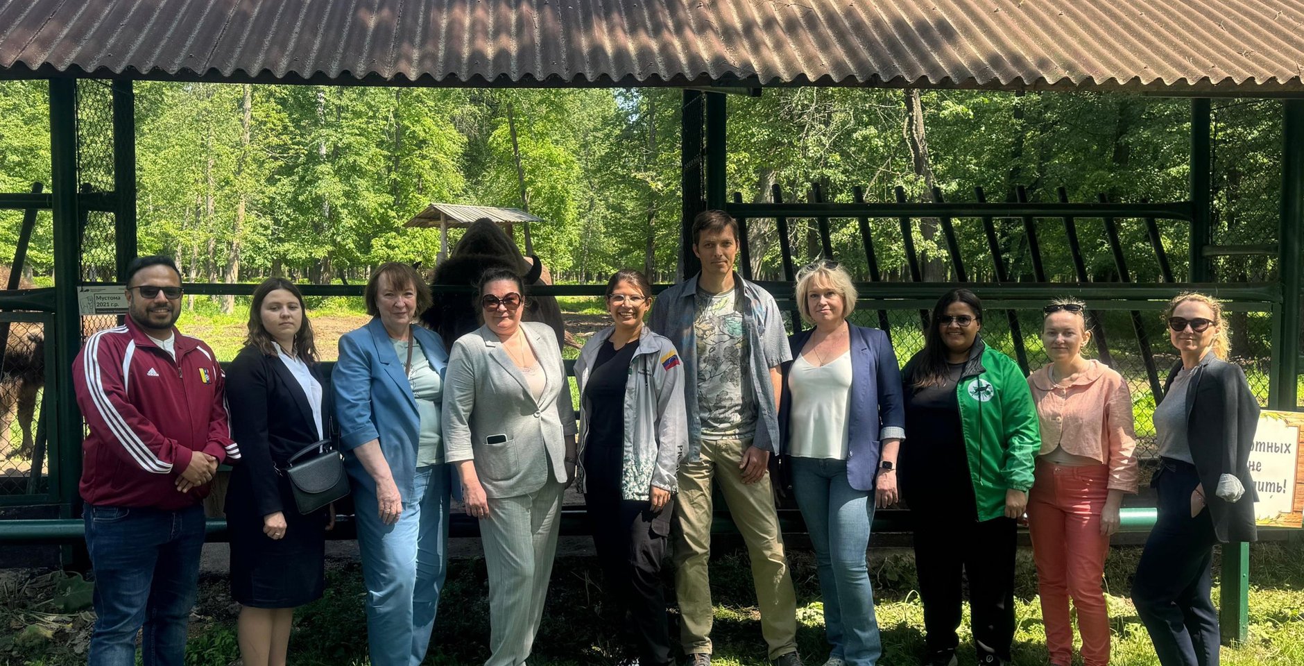 Президент Института национальных парков Венесуэлы Росинес Чавес Родригес (в центре) и директор Департамента государственной политики и регулирования в сфере развития особо охраняемых природных территорий Минприроды России Ирина Маканова (четвёртая слева) во время посещения Приокско-Террасного заповедника. Фото: Росзаповедцентр