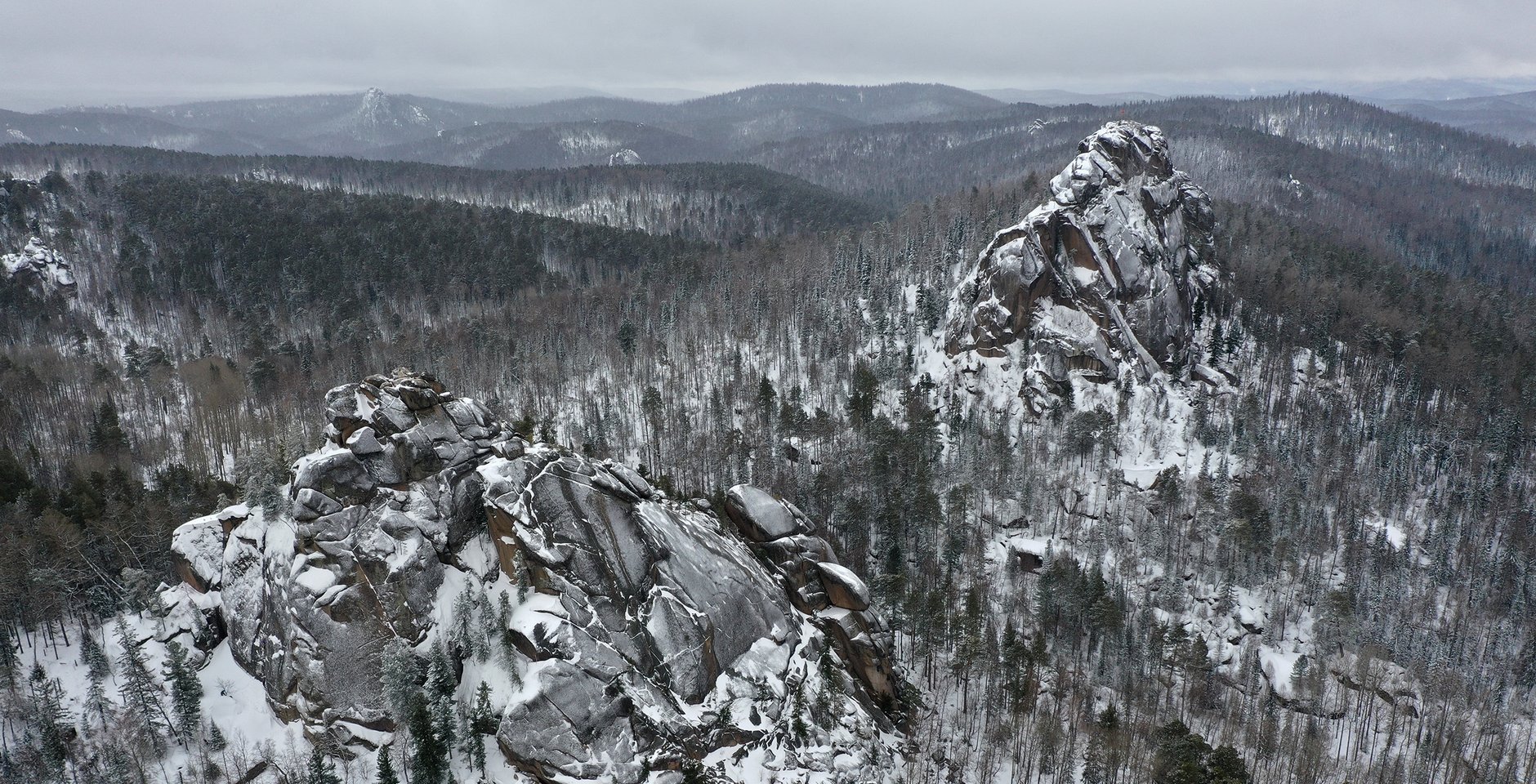 Первый и Второй столбы зимой. Национальный парк «Красноярские Столбы». Фото: Игорь Шпиленок